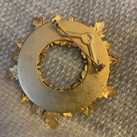 Leaf Brooch - Picture 2 of 2
